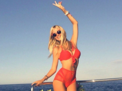 Виктория Лопырева блеснула подтянутой фигурой в красном купальнике на греческих островах 