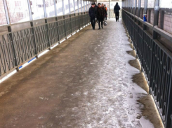 Опасные ловушки на пешеходном мосту в Ростове возмутили общественников