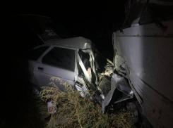 В Ростовской области после столкновения с двумя грузовиками скончался водитель «ВАЗа»