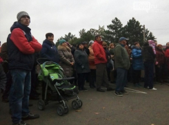 В Ростовской области люди в ужасе от ценника на платные дороги, а бесплатные полностью разрушены