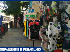 «Станиславского — это улица, а не рынок»: ростовчанке надоели гирлянды из трусов посреди тротуара