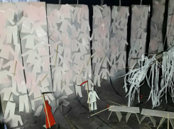 Декорации из солдатских рубах взбудоражат зрителей на спектакле «Бумбараш» в Ростове