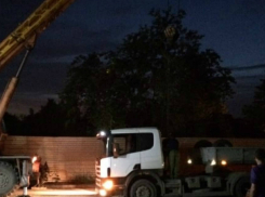 Отчаянное спасение застрявшей в зыбучем асфальте Ростова многотонной фуры попало на видео