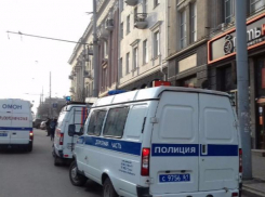 Из-за опасности взрыва автомобиля оцепили Буденновский проспект в Ростове