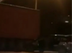 Жестко покалечившая своих пассажиров о фуру легковушка в Ростове попала на видео