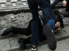 Двое мужчин избили и ограбили беспомощного пассажира на железнодорожном вокзале Ростова