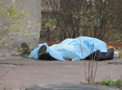 Собиравшиеся на работу жильцы многоэтажки наткнулись в своем дворе на труп мужчины  в Ростовской области