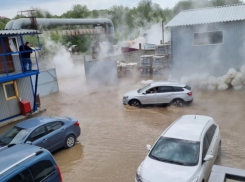 В Ростове несколько автомобилей залило кипятком в промзоне