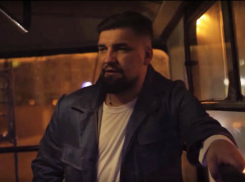 Ростовский рэпер Баста записал новый клип на песню Булата Окуджавы «Троллейбус»