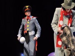 Выключение света во время детского спектакля в ростовском театре вынудило актеров выйти с фонарями