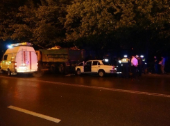 В Ростове «шестерка» протаранила припаркованный КамАЗ: погибла девушка