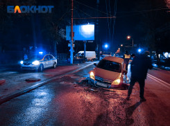 В Ростове-на-Дону иномарка провалилась в яму с кипятком