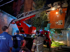 Двух человек спасли из горящего трехэтажного дома в Ростове