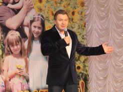 Участвовал в праздниках и сажал деревья депутат Артемьев