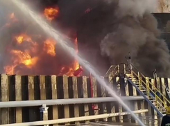 В Азове после атаки БПЛА горит резервуар с нефтепродуктами 