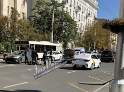 Легковушка сбила мужчину у здания областной администрации в центре Ростова