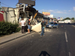 В Ростове водитель уснул за рулем и влетел в ларек с шаурмой