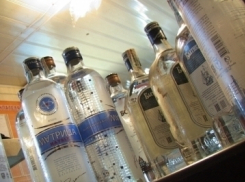 Полицейский из Азова ответит за 140 бутылок алкоголя, изъятого во время следствия 