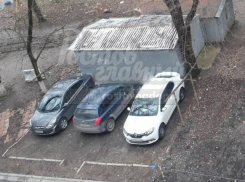 Наглые автохамы перегородили добросовестным ростовчанам въезд в гараж