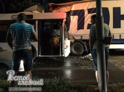 Пассажирский автобус в Ростове врезался в фуру