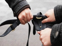 Худой мужчина в черном избил и ограбил беззащитную женщину во дворе Ростова