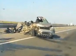 Чудо спасло водителя иномарки после страшной аварии с грузовиком под Ростовом