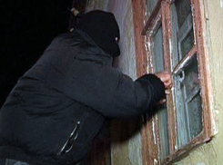 В Чертковском районе мужчина избил и ограбил пенсионера