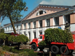 Площадь пожара в Донецком доме культуры увеличилась до тысячи квадратных метров