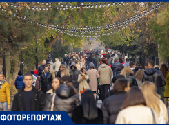 Полные улицы людей: покажем, как ростовчане проводят внезапные выходные