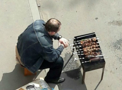 Нетерпеливый горожанин пожарил шашлыки на парковке и заставил истекать слюной соседей в Ростове