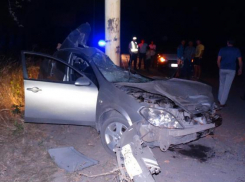 В Шахтах водитель «Ниссана» сбил пешехода и врезался в опору ЛЭП: погибли двое