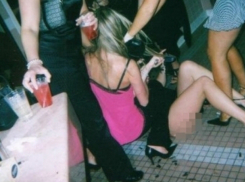 Молодая ростовчанка избила стаканом по голове свою новую знакомую в караоке-баре Москвы