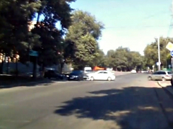 Невероятно нелепая авария попала на видео на опасном перекрестке в Ростове
