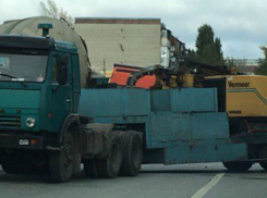 Сбежавший от собственного грузовика прицеп перекрыл оживленную улицу в Ростове	