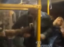 Ожесточенная драка пассажиров из-за «матерного разговора» по телефону в автобусе Ростова попала на видео