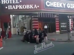 Хрупкие красотки в секс-нарядах руками сдвинули «мешавший» автомобиль в центре Ростове на видео