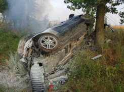 Мужчину со сломанной спиной вытащили из горящего Mercedes после лобового ДТП на ростовской трассе