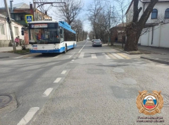 Под колёса троллейбуса угодила 17-летняя девушка на Комсомольской в Ростове