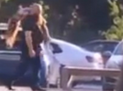 Прогуливавшийся с девушкой на плече «бородатый байкер» восхитил жителей Ростова на видео