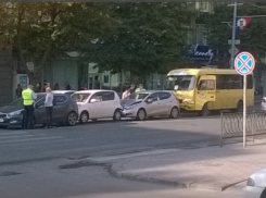В Ростове на Садовой столкнулись три легковушки и маршрутка