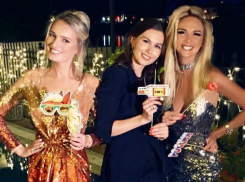 Знаменитая блондинка Виктория Лопырева «экстраординарно» встретила 2017 год с подругами на курорте
