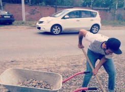 Житель Таганрога решил сам залатать дорогу 