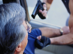 Под дулом «воздушки» водитель ВАЗа с пассажиром расстались с телефонами и золотом в Ростове