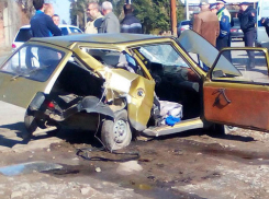 В городе Шахты автоледи на «Логане» расплющила «Оку»