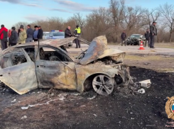 Три человека погибли в лобовом ДТП на трассе в Ростовской области