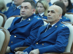 С кислыми лицами сотрудники прокуратуры Ростовской области выслушали поздравление губернатора Голубева