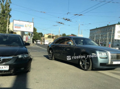 В Ростове на проспекте Стачки столкнулись Mazda и Rolls-Royce