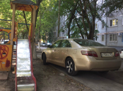 Хамская парковка водителя дорогой иномарки во дворе Ростова возмутила горожан