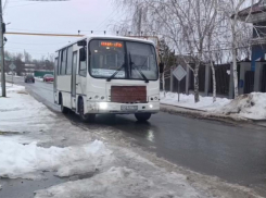 Автобус застрял из-за гололеда в древней казачьей станице