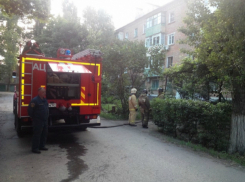 Двое мужчин насмерть задохнулись дымом при пожаре в многоэтажке Ростовской области
